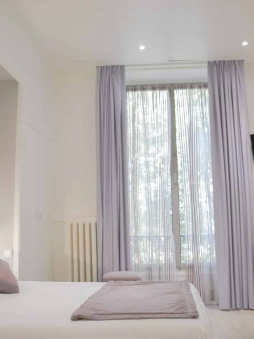 Chambre triple confort à Nice : agencement renforcé pour la famille